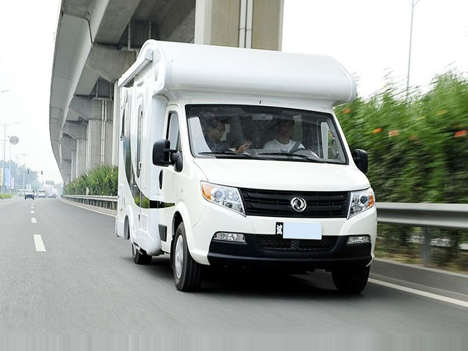 東風(fēng)御風(fēng)C型房車(chē)多方位展示圖3