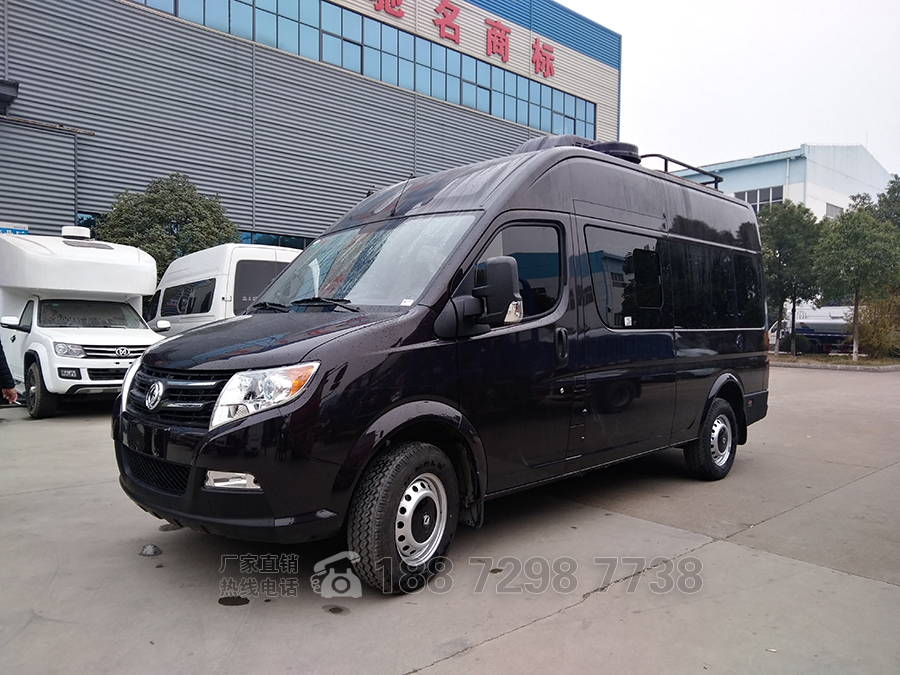 東風(fēng)御風(fēng)長(zhǎng)軸高頂B型房車(chē)自動(dòng)擋外觀二