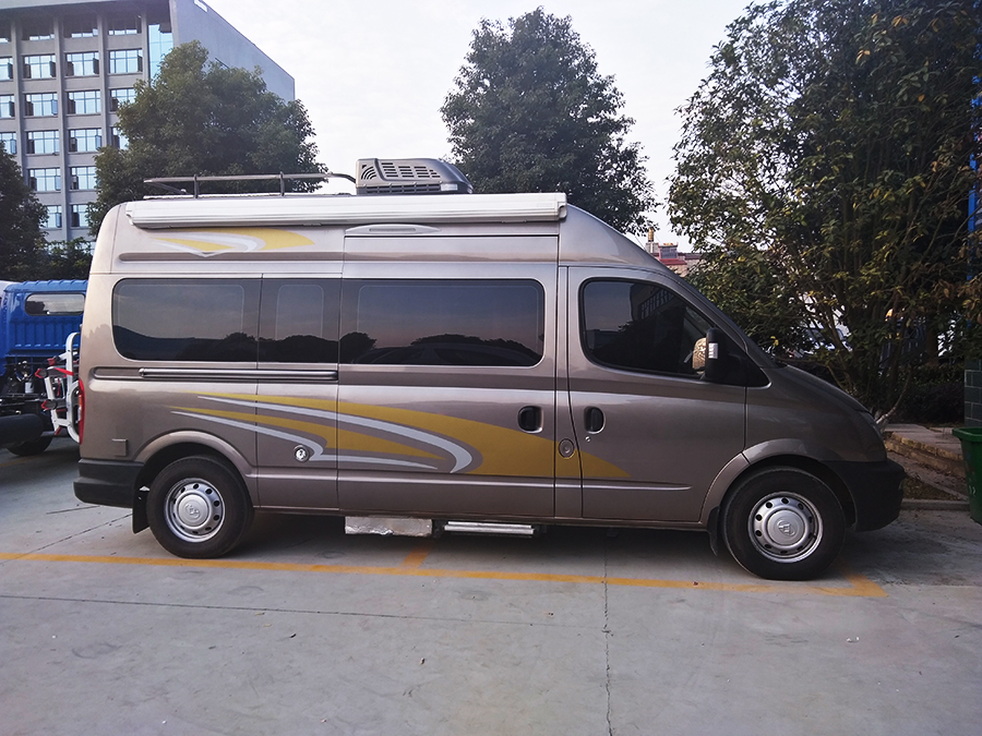 大通V80長(zhǎng)軸高頂手動(dòng)擋B型房車(chē)
