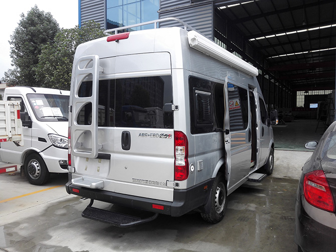 東風御風長軸高頂B型房車多方位展示圖4