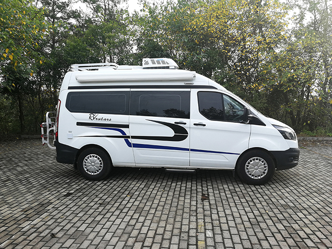 福特新全順中軸中頂B型房車(chē)多方位展示圖1