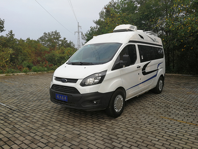 福特新全順中軸中頂B型房車(chē)多方位展示圖2