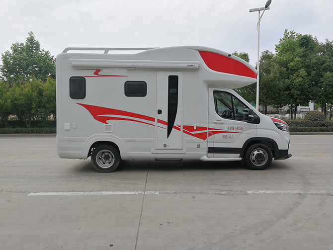 上汽大通V90C型房車(chē)多方位展示圖1