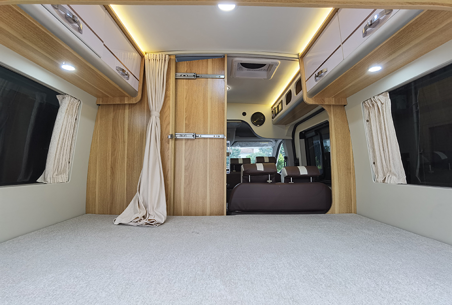 上汽大通V90短軸高頂房車(chē)5
