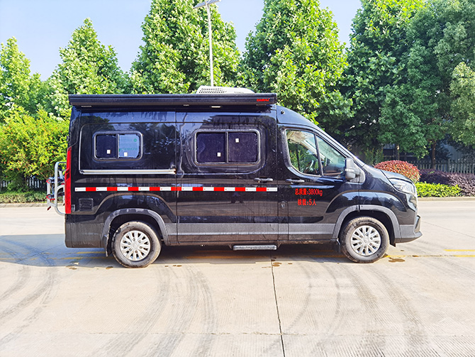 上汽大通V90長(zhǎng)軸高頂B型房車多方位展示圖1