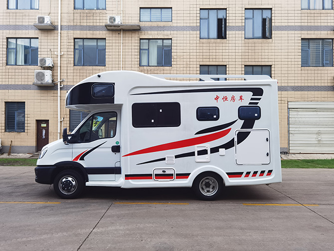 依維柯歐勝8AT自動擋C型房車多方位展示圖4