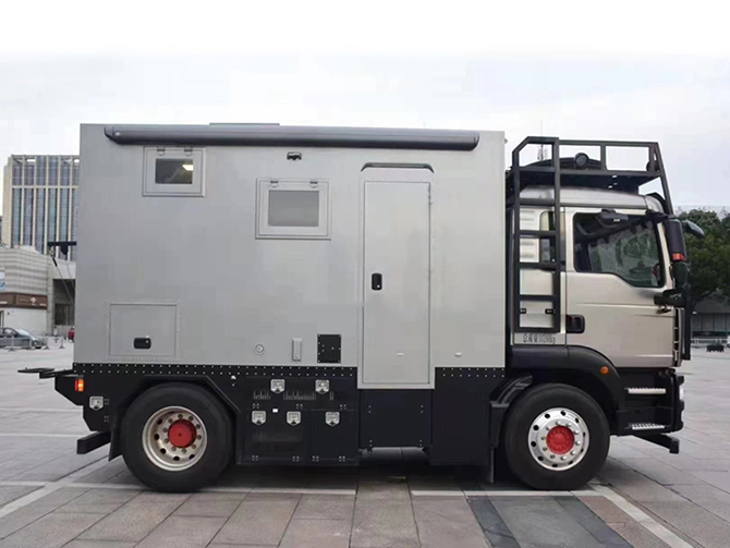 中國重汽汕德卡越野房車多方位展示圖1