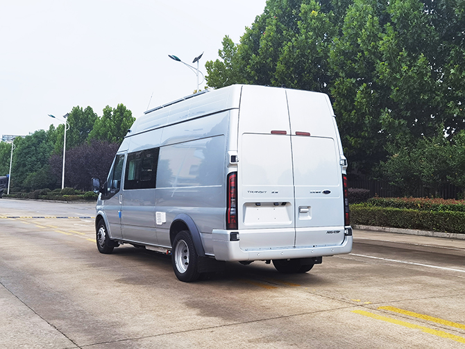 福特新世代全順V348后雙胎加長(zhǎng)軸高頂房車多方位展示圖2